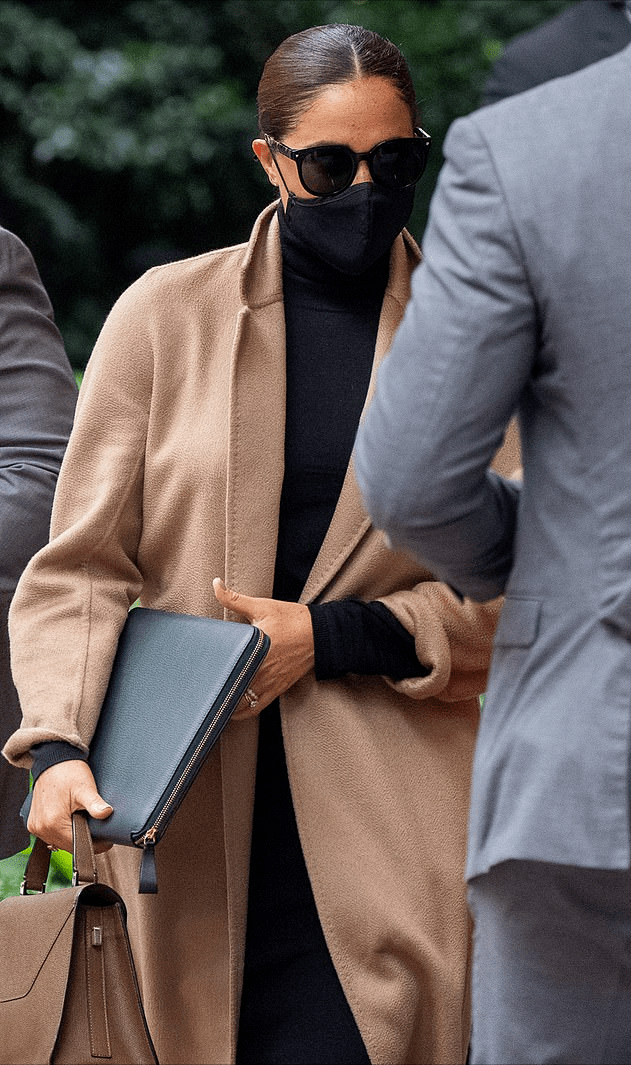 MaxMara 梅根重回高光时刻！换成驼色大衣好高贵，27度的天气穿冬装遭嘲笑