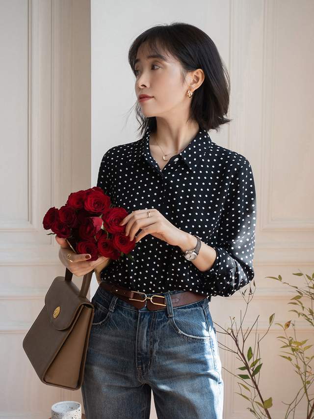 显得 “上班”穿什么衬衫好看？波点衬衫、蓝色衬衫搭配指南，高级洋气