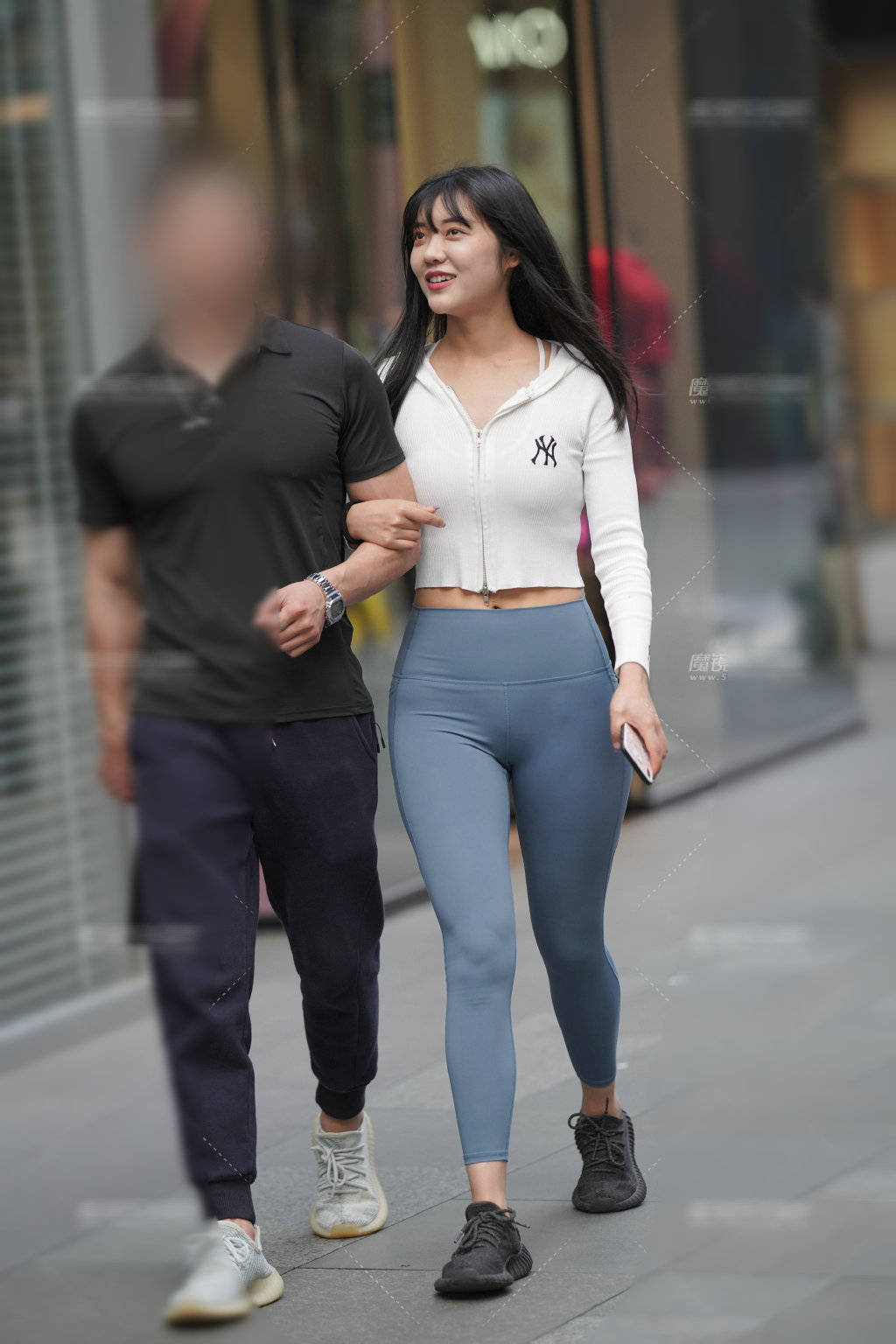 整体 米白色的套裙清纯文静，穿在身上温柔甜美，在视觉效果上非常加分
