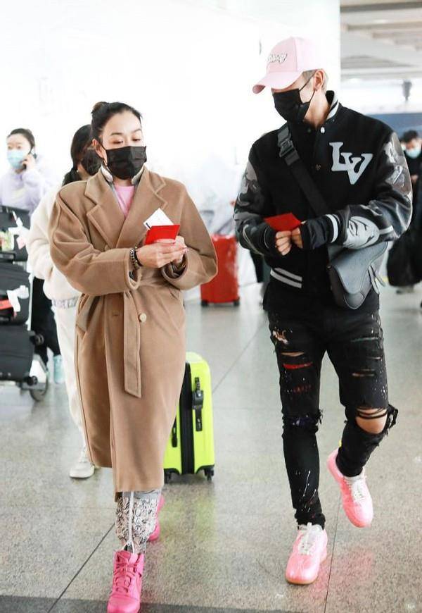 身材 钟丽缇真不显老，驼色大衣配印花裤，50岁穿得比女儿还要潮