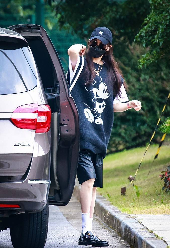 身材 唐嫣仗着模特身材乱穿衣,长款背心搭“死亡”中裤,一般人不敢试