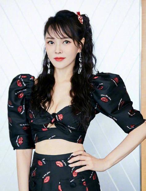 设计 年轻时的伊能静也不赖，大夏天非要穿貂配裙子，颇有名媛气质