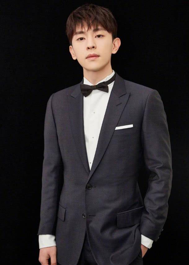 一身 邓伦着一身西装现身活动,新剧饰演北宋中医,女主不再是杨紫!