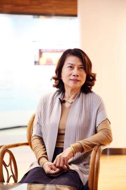 丝巾 董明珠越老越时髦,穿开衫配渔夫帽气质变温柔,走路依然是霸总范