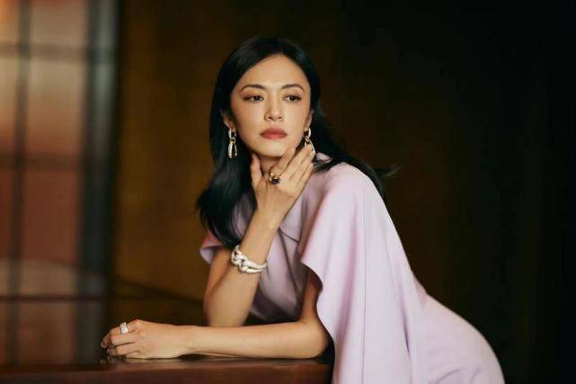 观众姚晨太敢穿了！活动造型亮眼，穿出熟龄女演员的典范