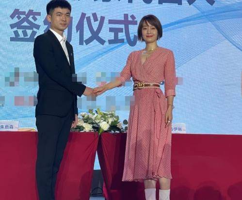 染红 马伊琍不修图脸部凹陷，本来就45岁再染红发，更像大婶了！