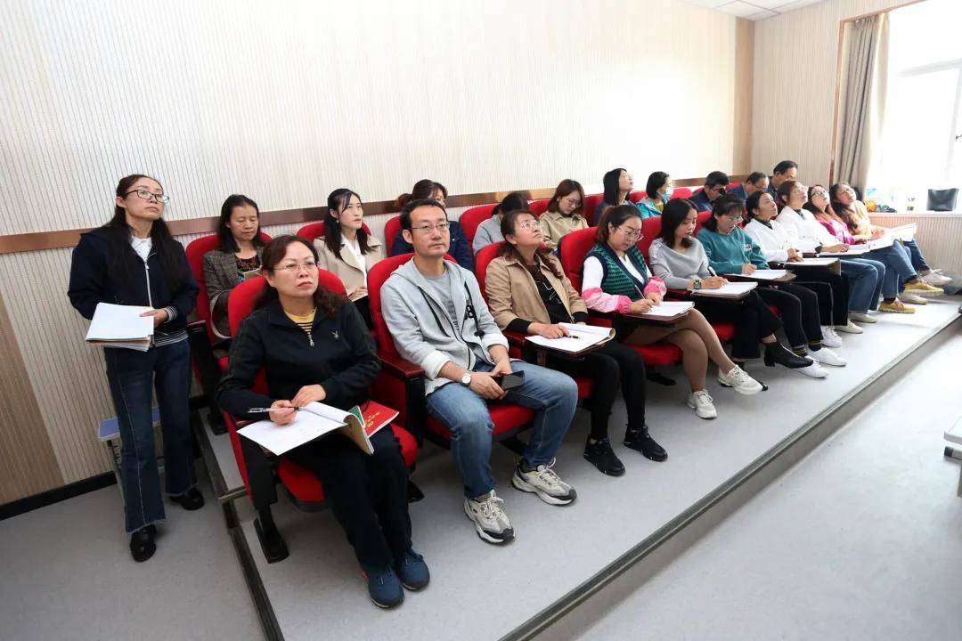 9月23日,在平凉五中图书综合楼录播室里,来自天津市海河中学的支教