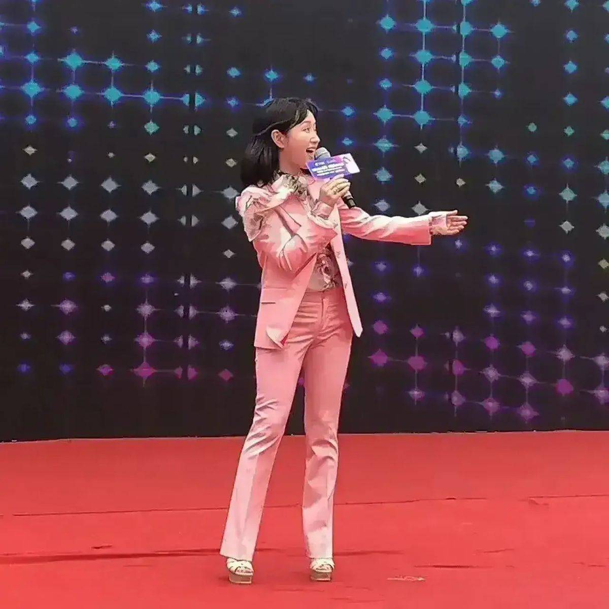 杨钰莹 50岁杨钰莹不愧是不老女神，穿粉西装少女感十足，好状态不输00后
