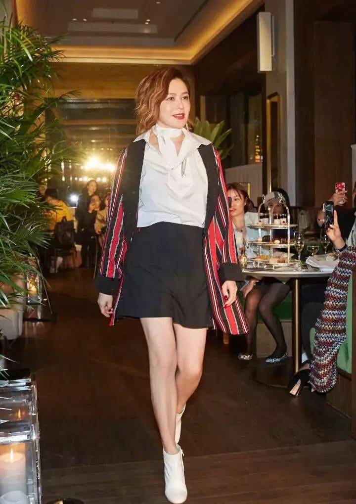 黑色 关之琳美人迟暮，穿绿色外套配黑色5分裤，有了“中年大婶”味道