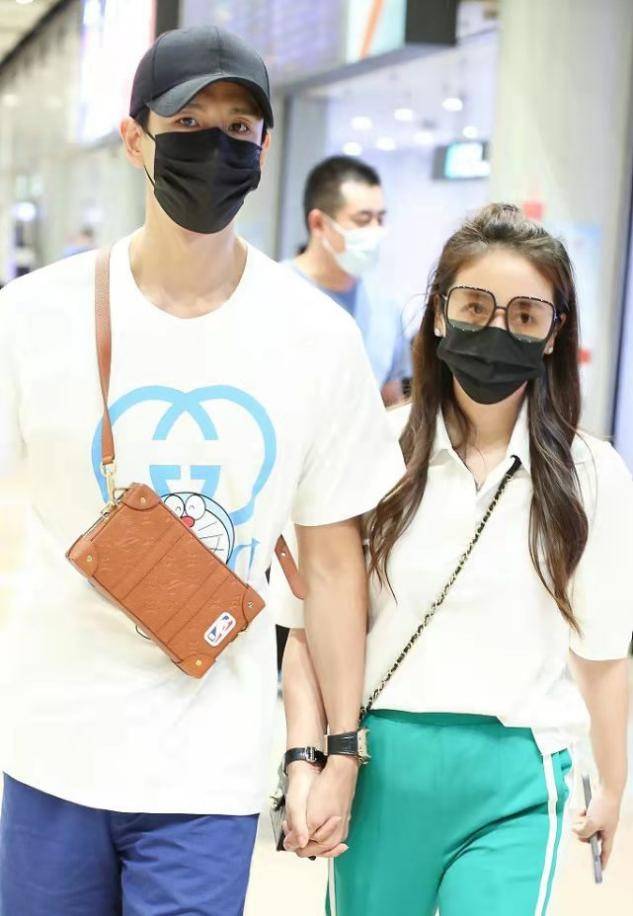 身材 经超和大6岁妻子走机场,老婆半扎丸子头粉嫩不像40岁,太宠了