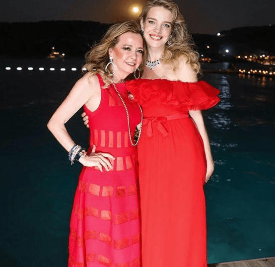 设计 49岁西班牙王后穿红裙闪耀全场，小10岁路易威登太子妃，黯然失色
