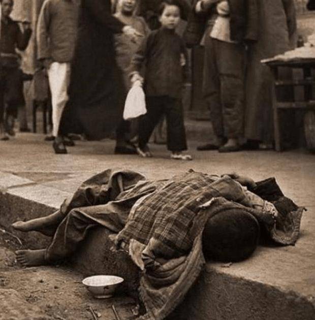 晚清底层老百姓生活有多惨生死一瞬之间图9活人吞剑不忍直视