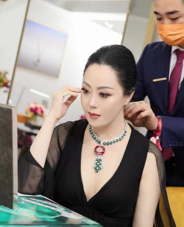 黑色 章小蕙真壕，戴的项链钻石一颗比一颗大，配黑色礼服贵妇范十足