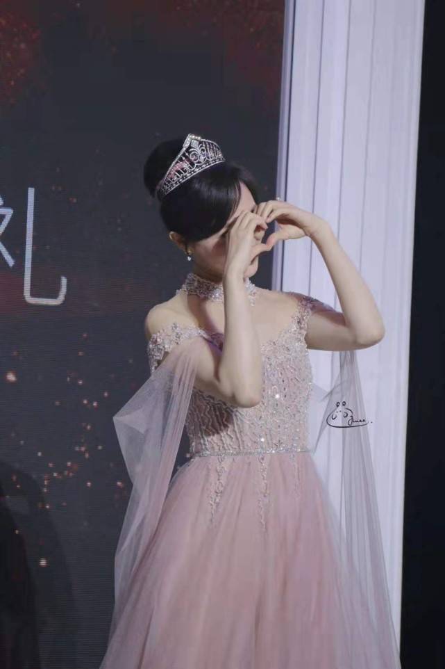 仙女 唐嫣真的是公主吧！穿碎钻仙女裙戴王冠贵气挡不住，幸福写在脸上
