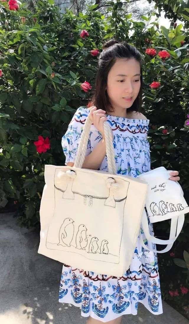 甘比 真正的富婆反而低调，甘比穿碎花连体裤扎丸子头，就像邻家小姐姐