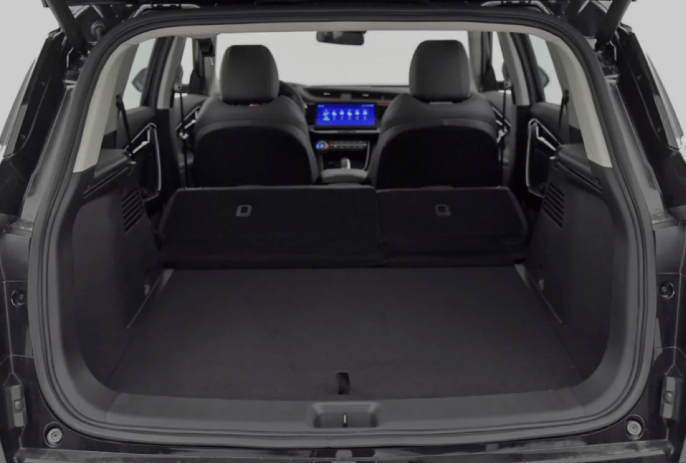 全新ax7马赫版配备了电动尾门,后备箱内部空间很规整,并且后排座椅