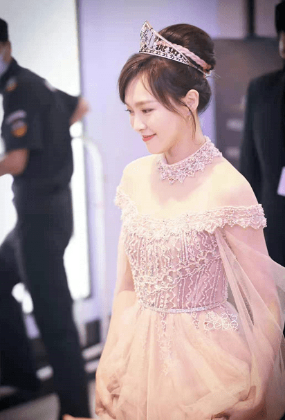 仙女 唐嫣真的是公主吧！穿碎钻仙女裙戴王冠贵气挡不住，幸福写在脸上