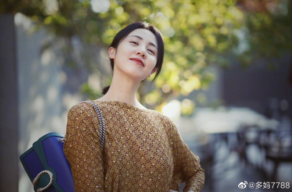 马吟吟|黄磊老婆孙莉时隔12年复出拍戏，开机现场墨镜遮面，女强人范十足