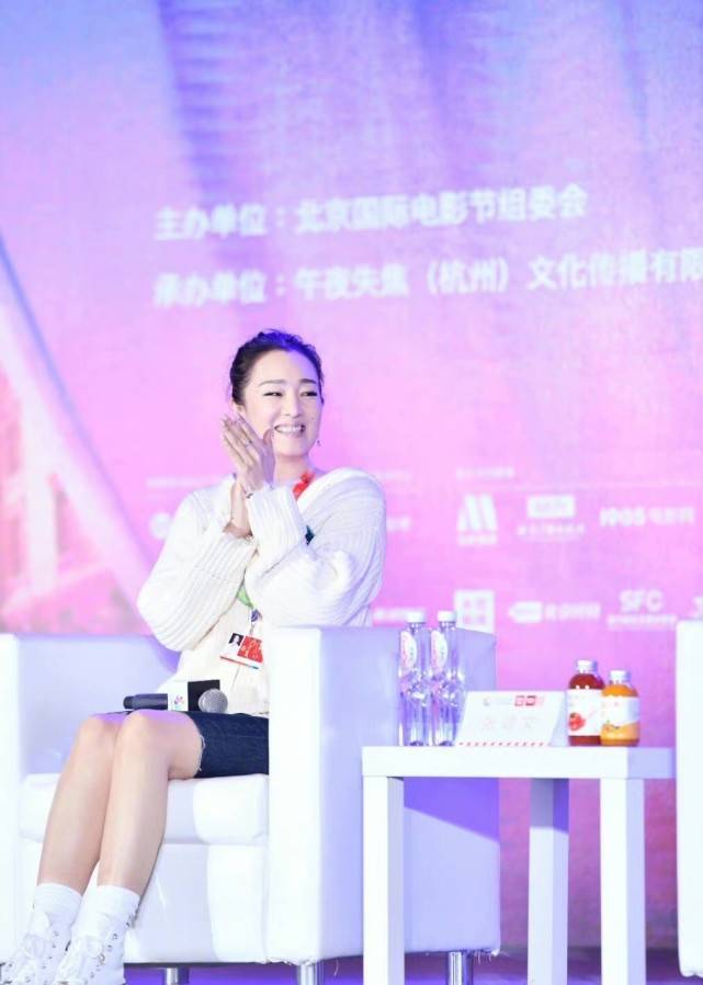 排场 巩俐大师班高调开课排场真大！她穿休闲装终于美了一回，赢过礼服