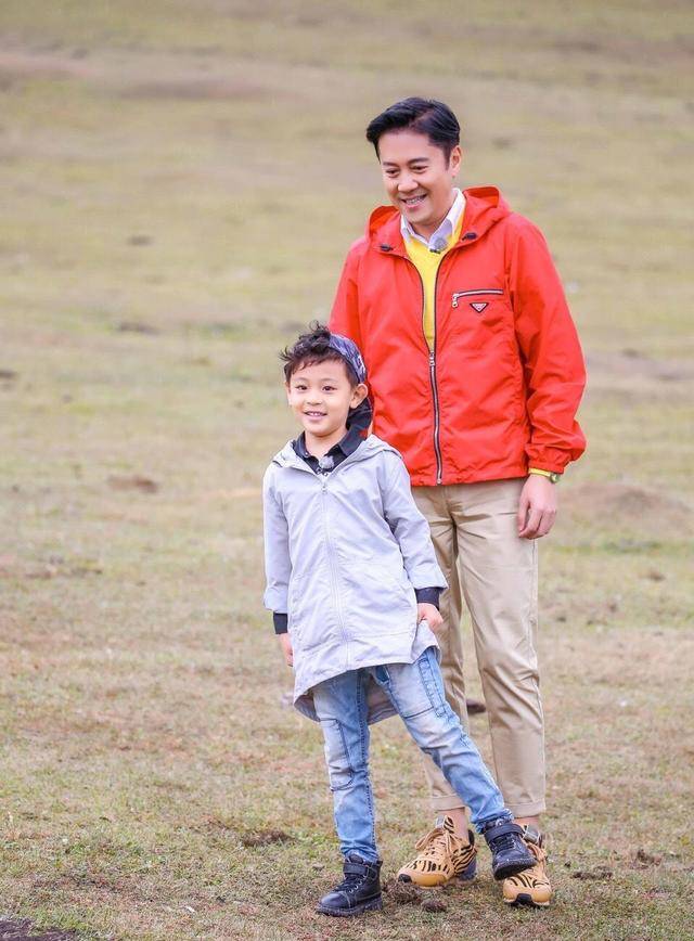 蔡国庆 蔡国庆瘦没了“大叔味”,穿得花哨却没油腻感,看上去还像小鲜肉