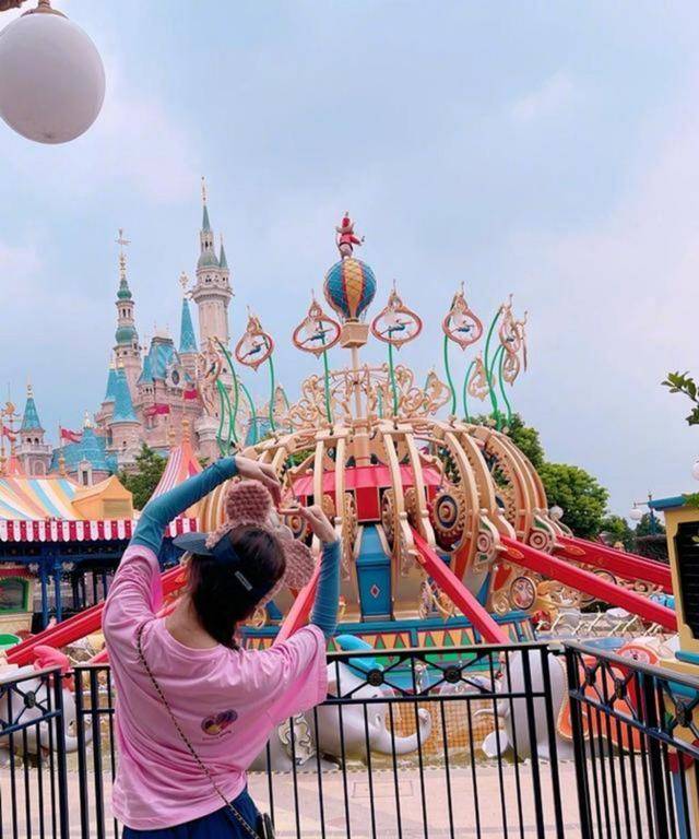 头套 刘诗诗不舍得破费,穿百元T恤配头套游迪士尼,依然美成在逃公主