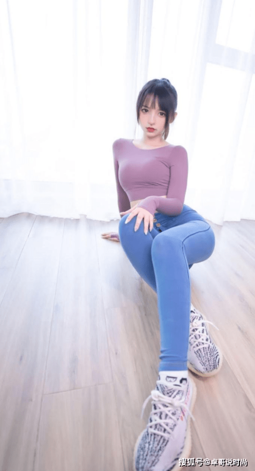 设计 小姐姐一套紫色穿搭惹人爱，可爱又动人，网友：真是深藏不露