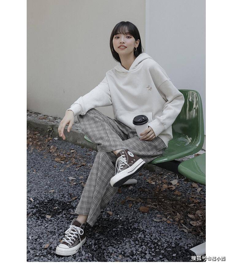 卫衣 越简单越高级!早秋推荐4条长裤,搭配卫衣、毛衣、衬衫都很时髦