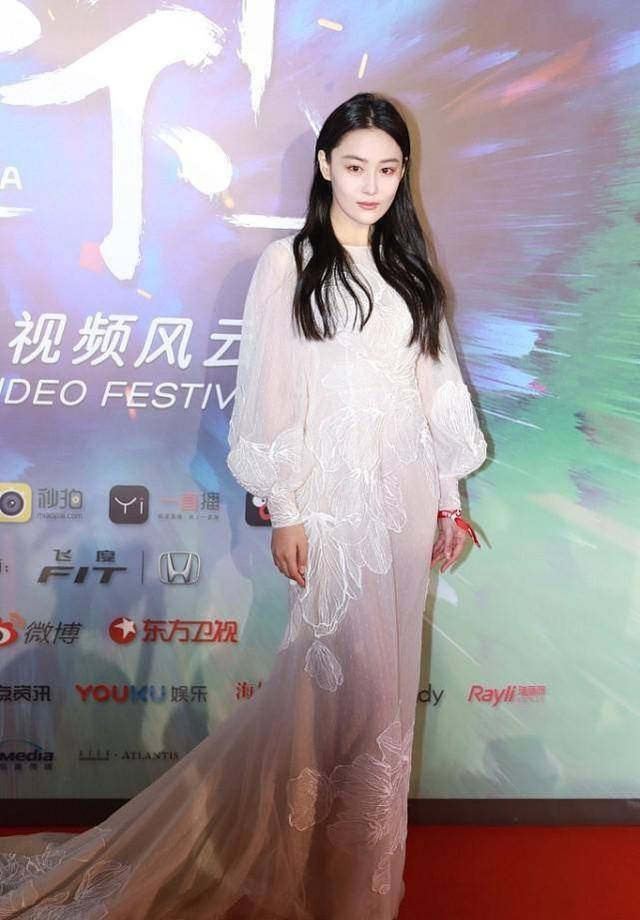 女子 长发的张馨予也挺霸气，穿长裙侧边开叉，坐着都看不出腰腹赘肉