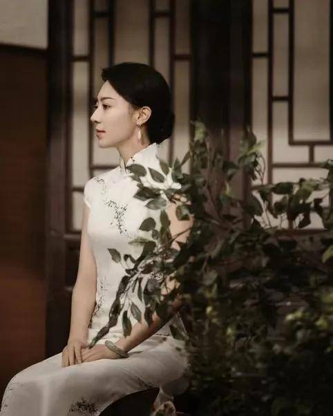 身姿 不愧是杨幂看中的人，黄梦莹旗袍造型身姿曼妙，尽显温婉气质！