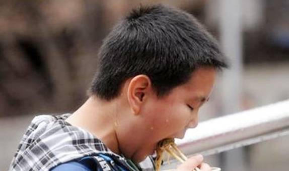 食品|中国式“糊弄”早餐悄然兴起,会影响孩子健康,家长却很难察觉到