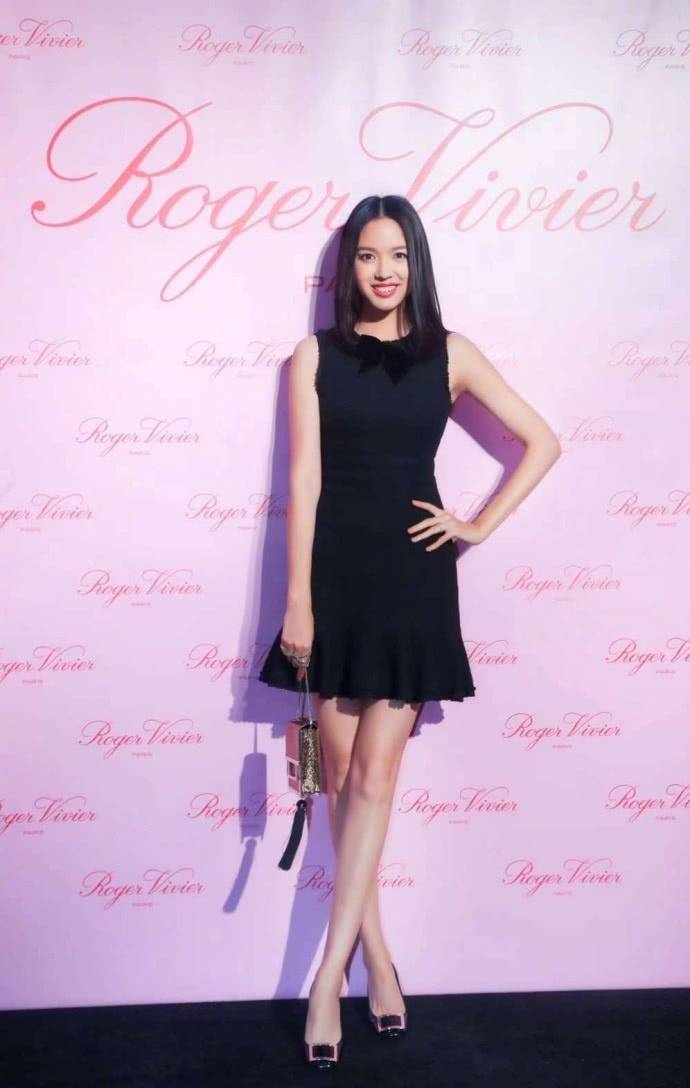 张梓琳 张梓琳真敢尝试,两根线的裙子也敢穿出场,不想却老态尽显!