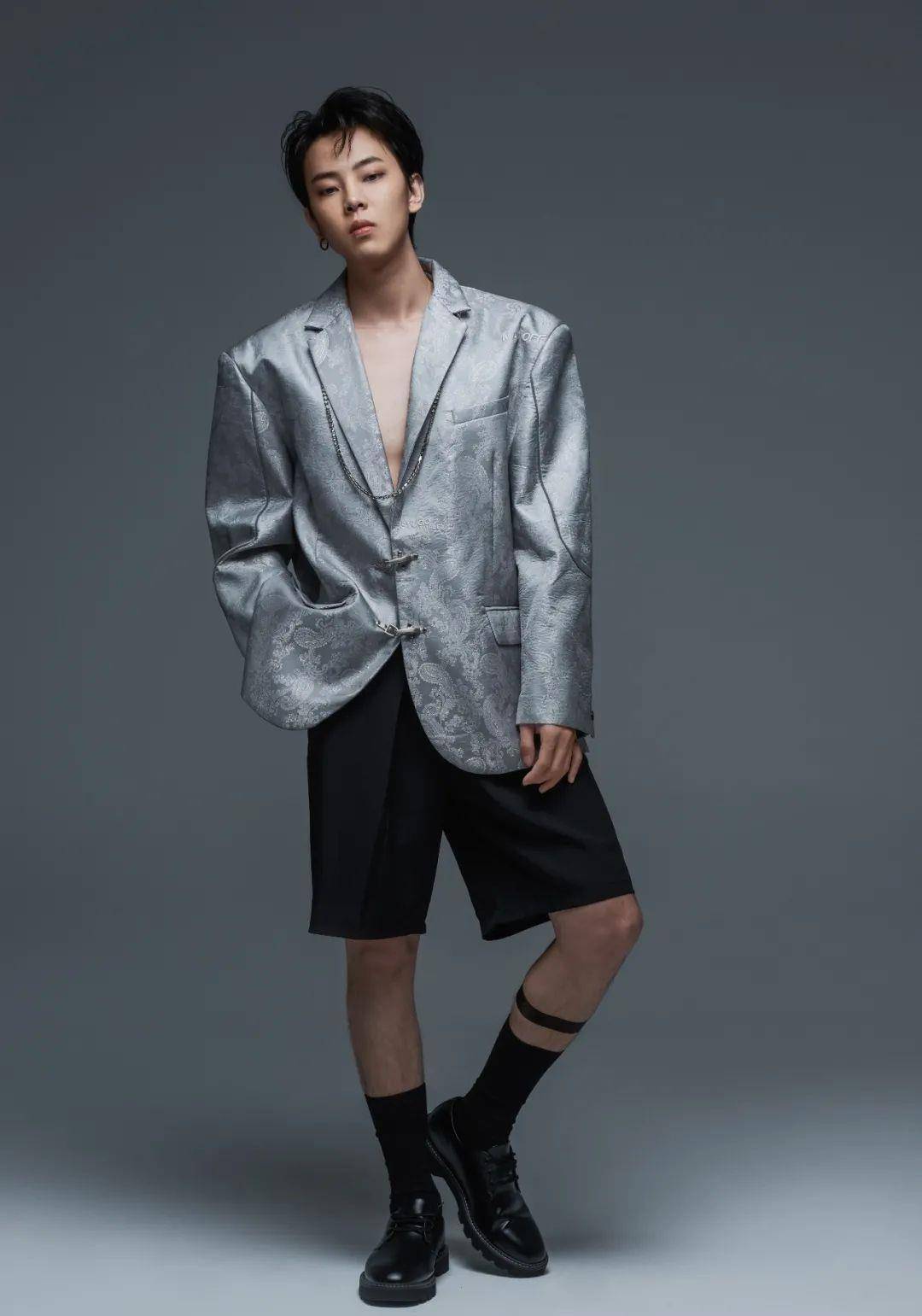 不时会发些精修写真,p得mother都不认识.