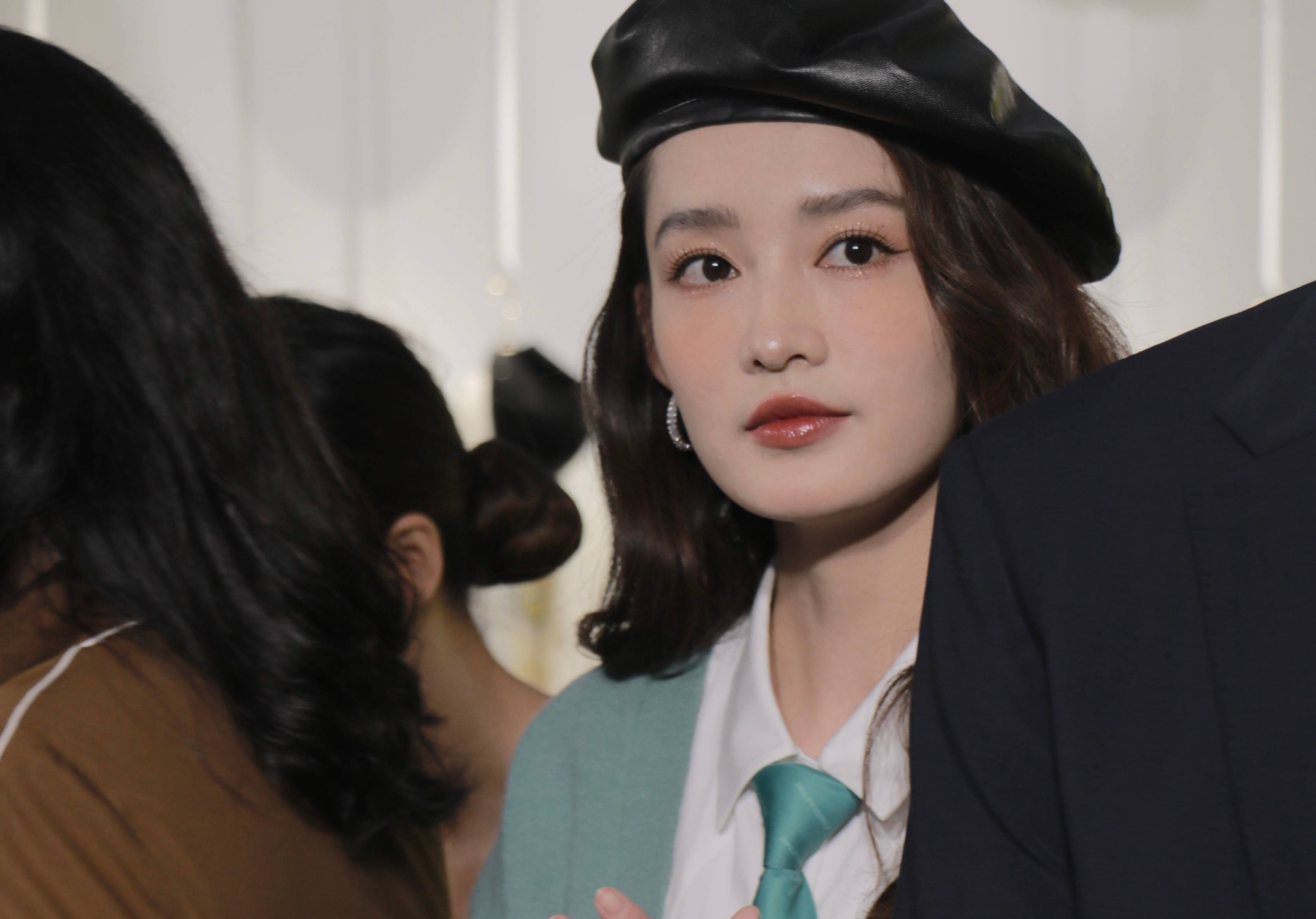 李沁贝雷帽搭薄荷绿针织衫造型 简约俏丽尽显温柔