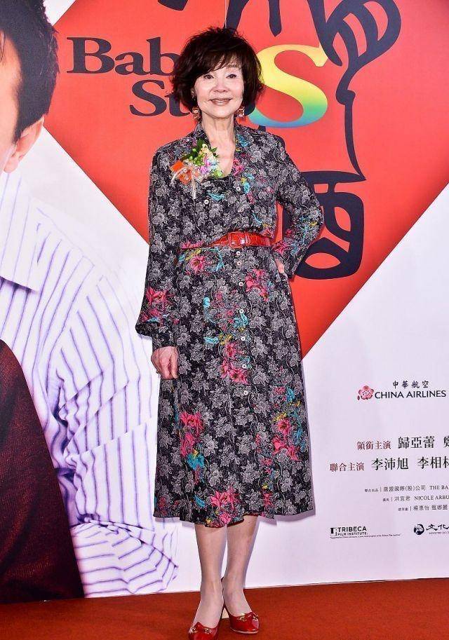 魅力 归亚蕾越老越耐看,穿花哨衣服也不显俗气,有了奶奶辈想要的优雅