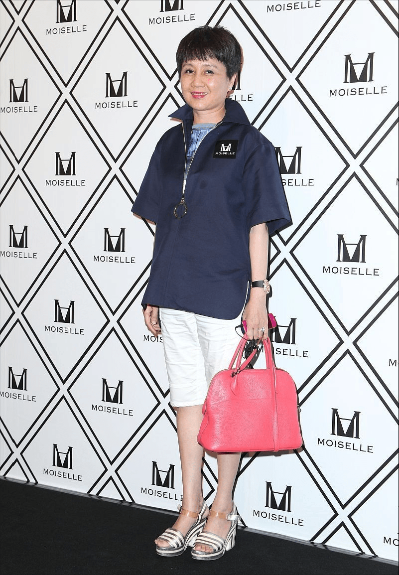 套装 四太梁安琪果然有赢家风范,套装裙装都显出气度,休闲风也霸气