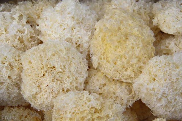 延长银耳的保质期,使银耳的卖相更好看;用硫磺熏过的银耳不仅颜色雪白