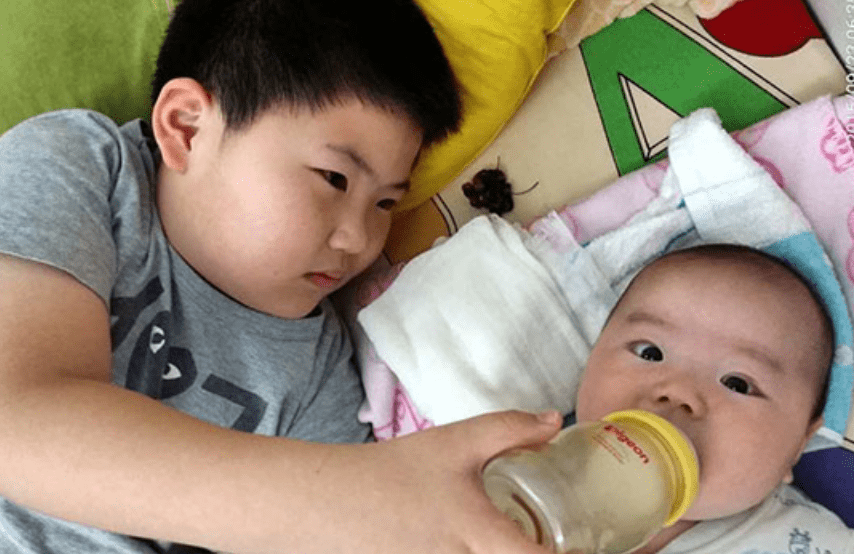 因为|为啥二胎家庭中，宝爸通常更喜欢老二？并非“偏心”原因反而暖心