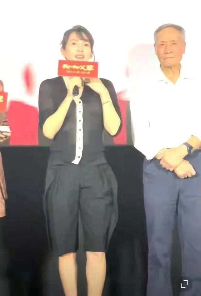 关键 章子怡换新发型变化大不敢认！成导演坐C位派头足，穿开衫好温柔