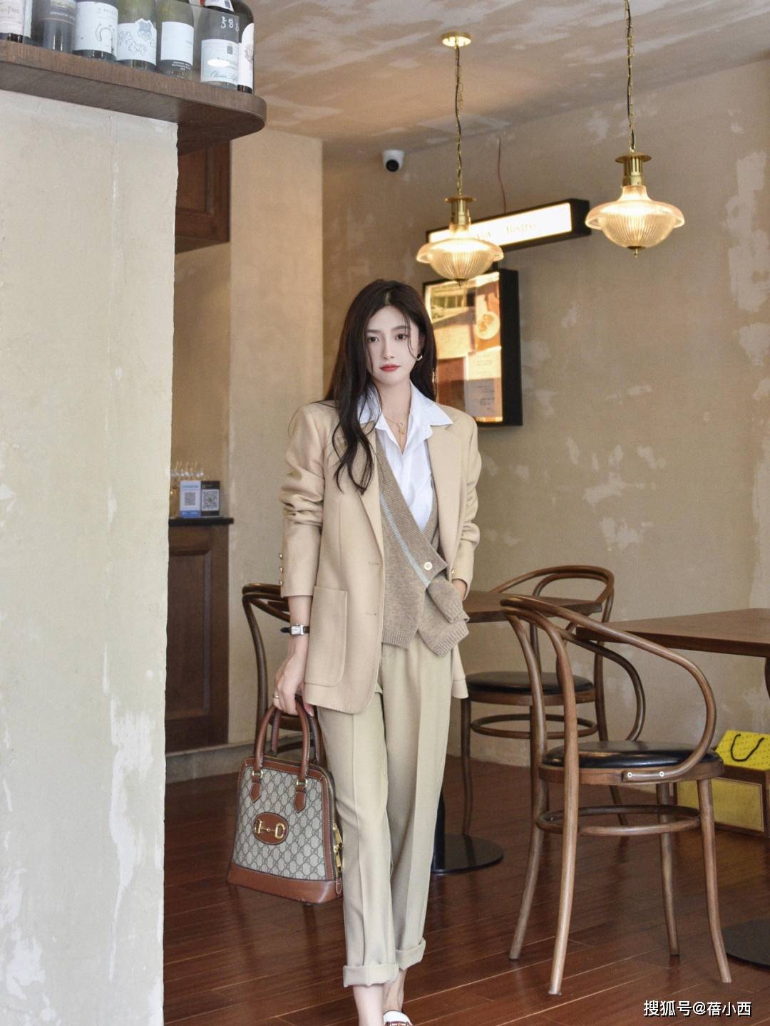 上装 真正懂时尚的女人，秋季穿搭首选“大地色”衣服，知性优雅又高级