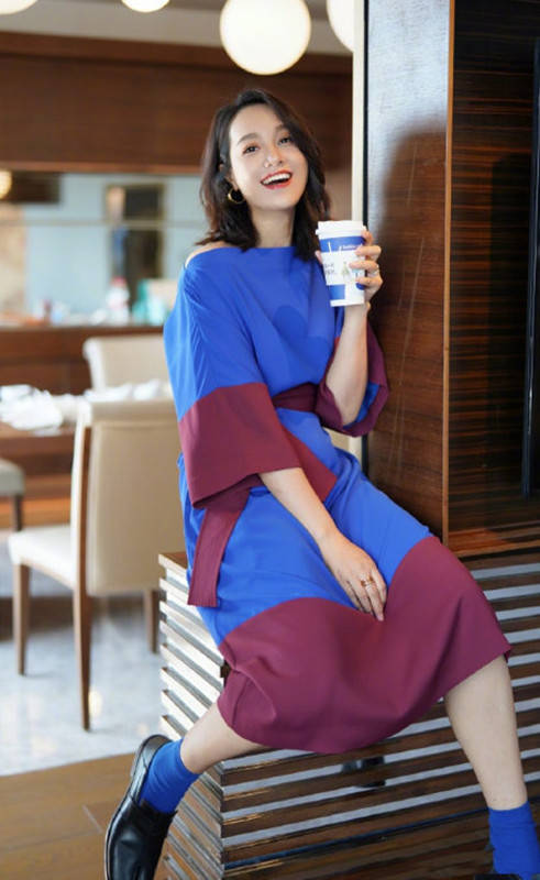 整体 “不擅记人名”的朱丹挺擅长穿搭，穿连衣裙大胆露肩，真自信呀