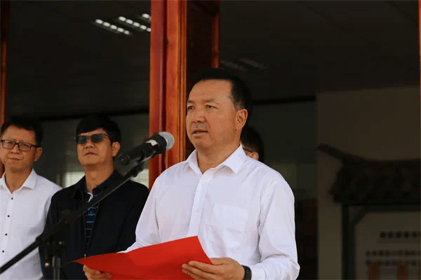 县长马志翔主持揭牌仪式,州文旅局副局长李志刚宣读《关于批准弥渡