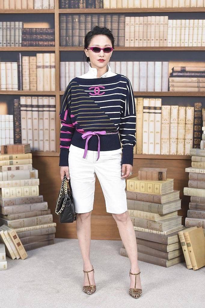 线条美 周迅盘奶奶头出席活动,休闲衫配自行车裤,生图又瘦又美太抗打