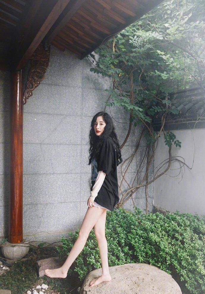 棕色 杨幂晚秋穿搭，长款涂鸦针织衫搭配束腰白T恤，全是穿搭小心机