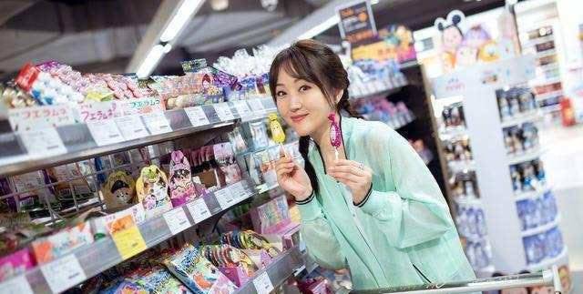 颜色 50岁杨钰莹不肯优雅老去，还穿泡泡袖公主裙扮少女，气质确实不错