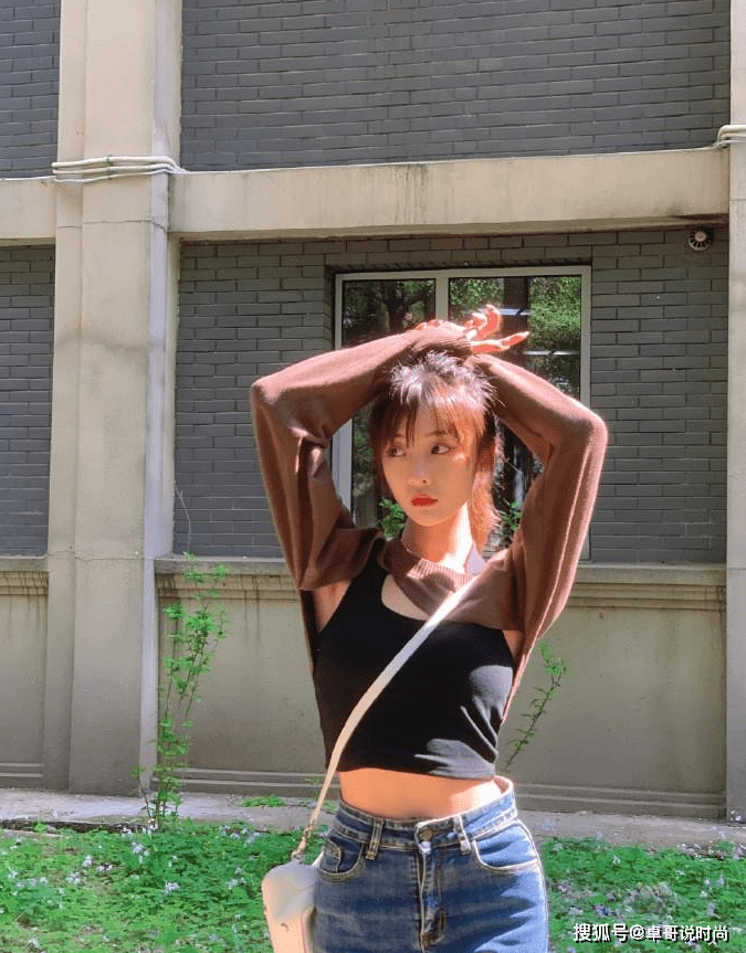 颜色 甜美动人的小姐姐,穿衣秀身材,网友:恋爱了