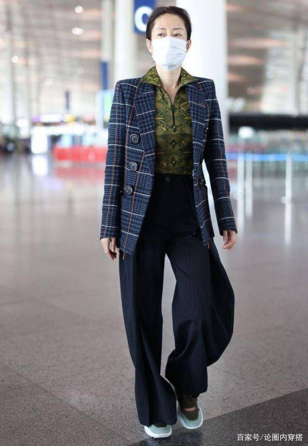 刘敏涛 刘敏涛真不服老，格纹西服外套配花衬衫，轻松展现复古风采