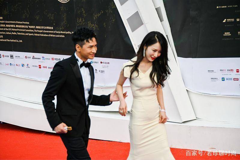 身材 李念真不像生过孩子的样子，穿这么紧身的裙子，也看不见小肚子