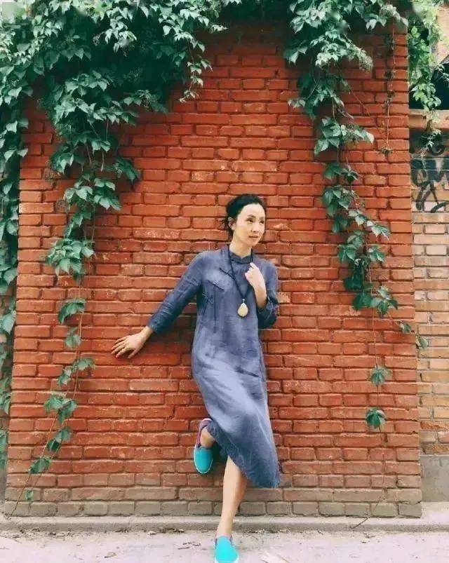 陶虹 陶虹的气质很美很柔，曲线外形也不差，这身材穿旗袍真的很完美！