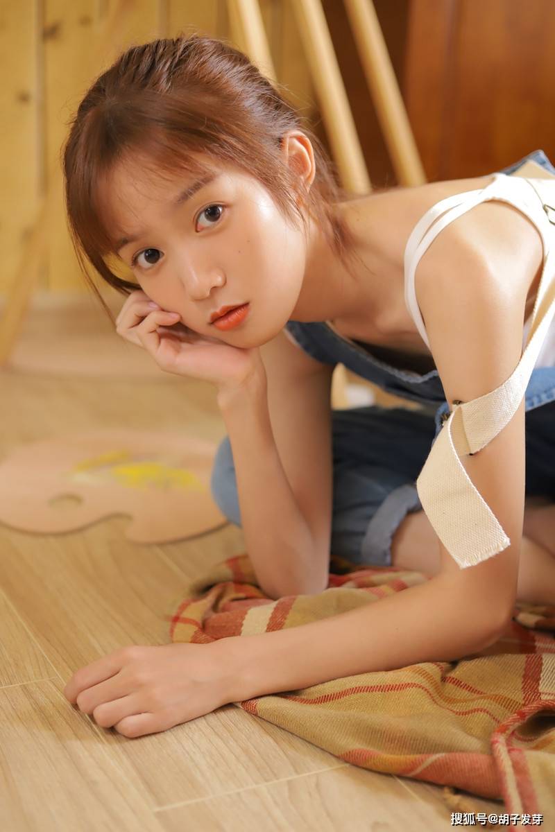 什么俏皮可爱美少女吊带人图片，画画之余也可以调皮一下