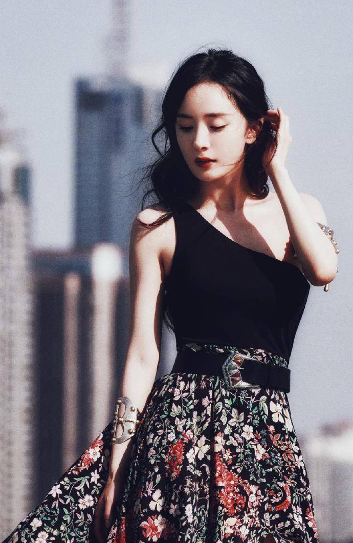 下半身 35岁杨幂生图也不能打了，高清镜头下毛孔粗大，高开叉裙秀小鸟腿